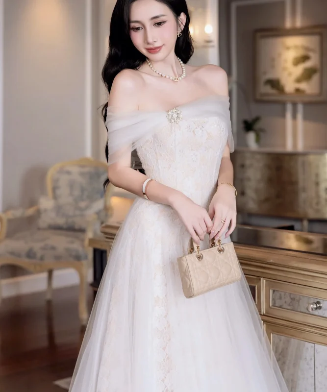 Váy trắng xòe trễ vai HOCHIC