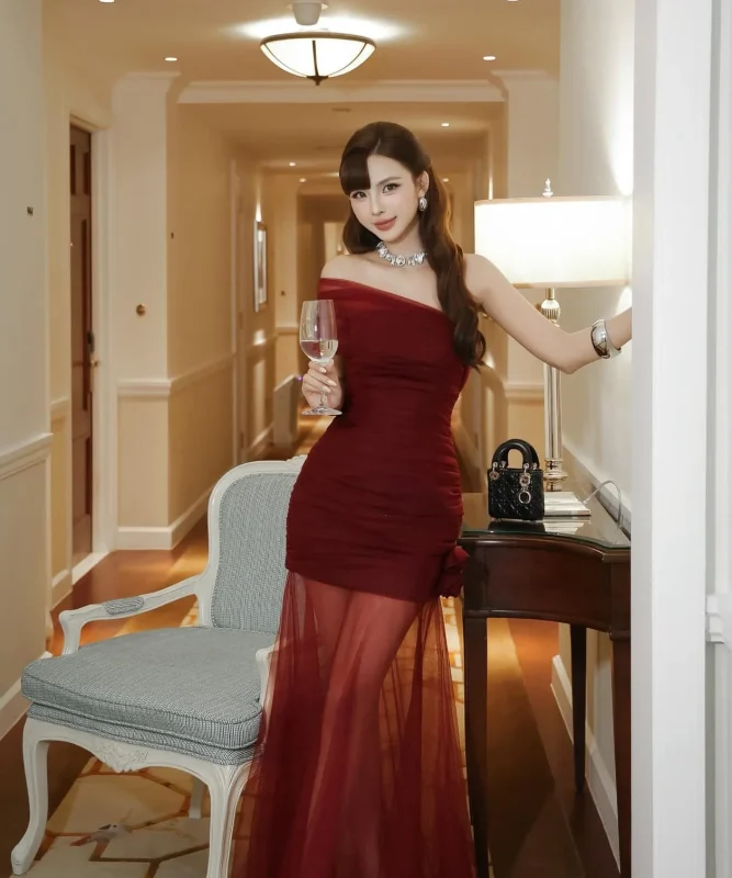 Váy đỏ rượu trễ vai HOCHIC